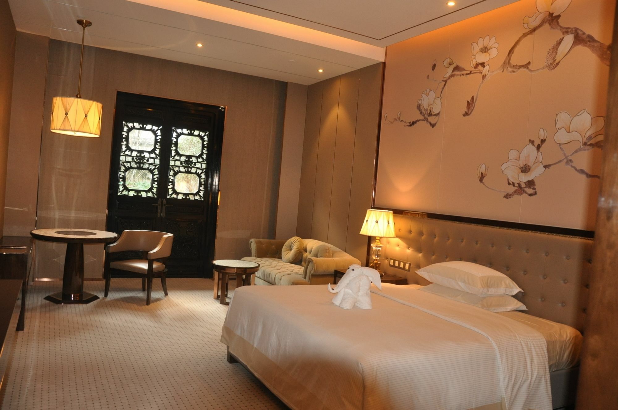 Royal Garden Hotel Shanghai-Free Shuttle To And From Disney & Pvg & Close Metro Line2 Easy To Sha New Expo Exterior foto
